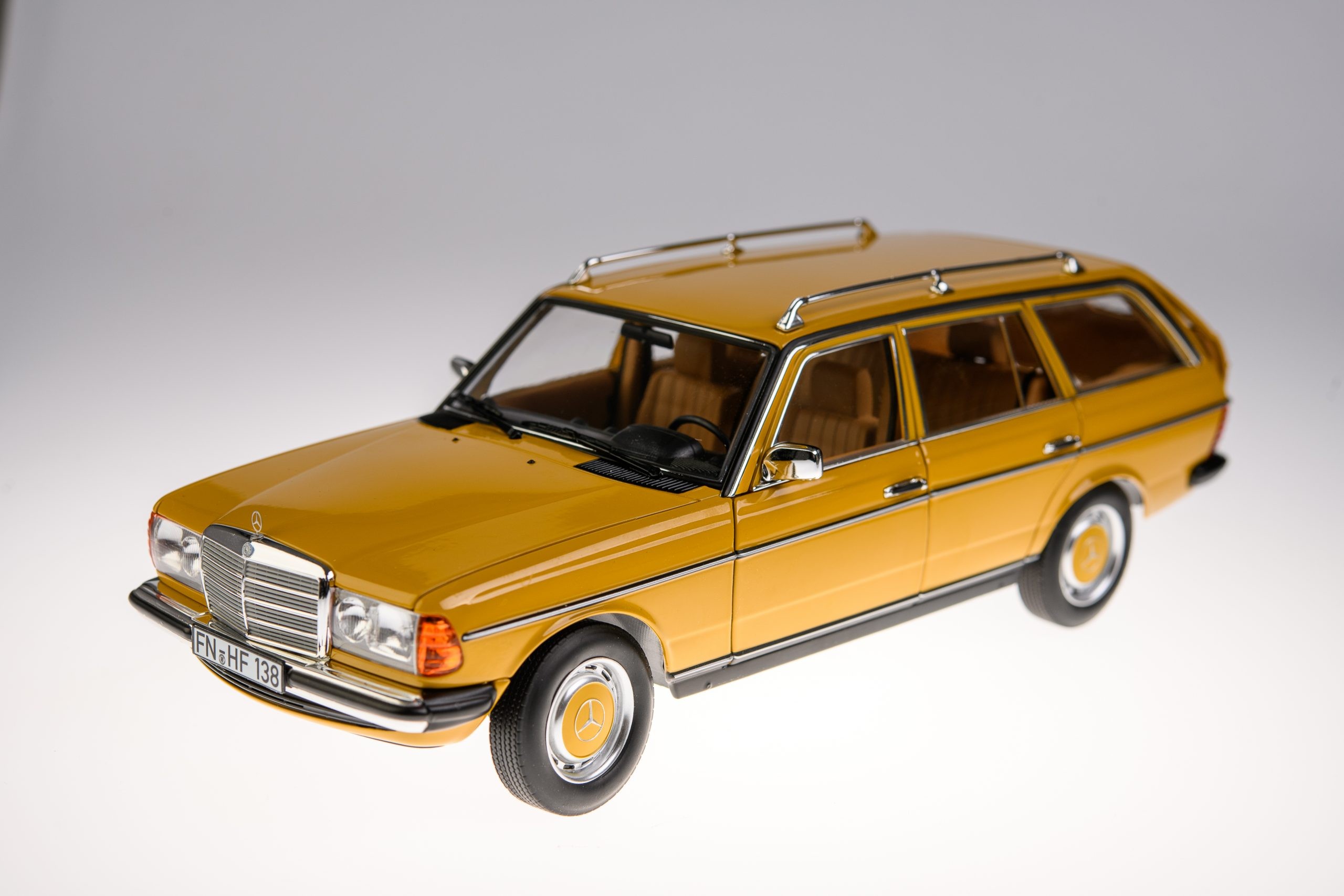 Wystawy modeli kolekcjonerskich Auto-Welt - Mercedes duże kombi skos